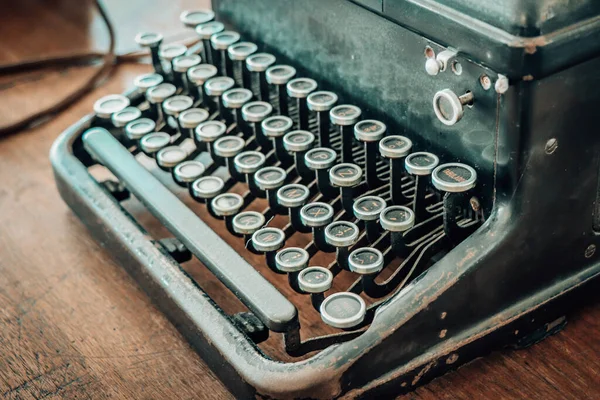 Antike Schreibmaschine Vintage Schreibmaschine Nahaufnahme Über Einem Holztisch — Stockfoto