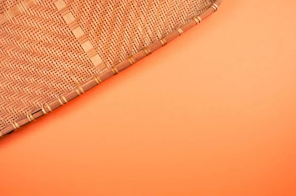 오렌지 배경에 분리되어 대나무 위켓의 윗부분 — 스톡 사진