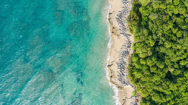 Een Zandstrand Van Een Azuurblauwe Oceaan Gezien Van Boven — Stockfoto