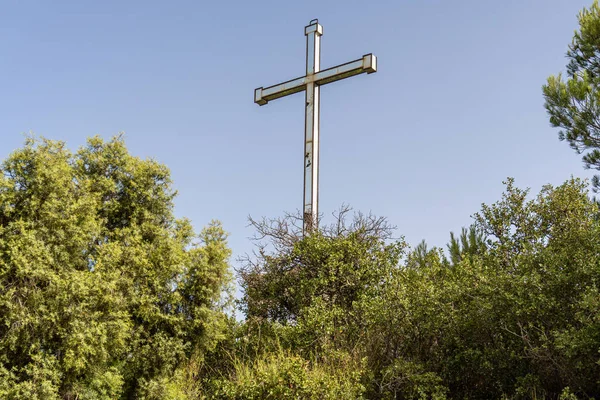 Uma Cruz Metal Com Espelhos Quebrados Pico Uma Montanha Serra — Fotografia de Stock