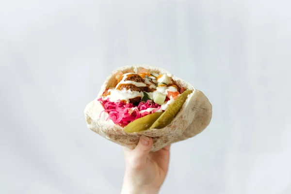 Trago Una Mano Sosteniendo Falafel Vegetariano Con Verduras Encurtidos Salsa — Foto de Stock