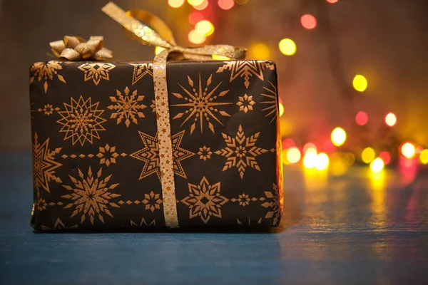 Caixa Presente Natal Uma Superfície Azul Com Fundo Embaçado — Fotografia de Stock