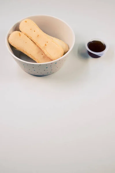 Μια Κάθετη Λήψη Μπισκότων Ένα Πιάτο Σάλτσα Κέτσαπ Που Απομονώνεται — Φωτογραφία Αρχείου