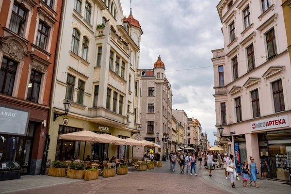 Torun Polônia Jul 2021 Muitas Pessoas Andando Uma Rua Entre — Fotografia de Stock
