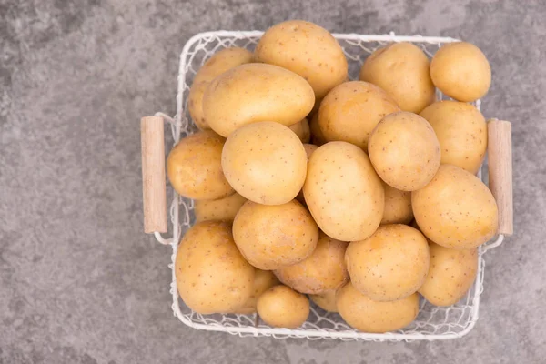Batatas Não Cozidas Uma Cesta Fundo Texturizado Espaço Cópia Vazio — Fotografia de Stock
