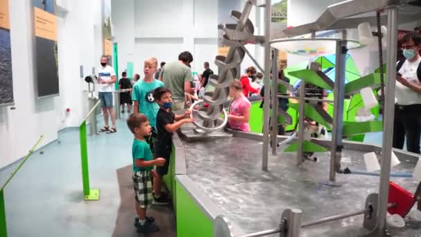 Dzieci Rodzicami Odwiedzającymi Interaktywne Muzeum — Wideo stockowe