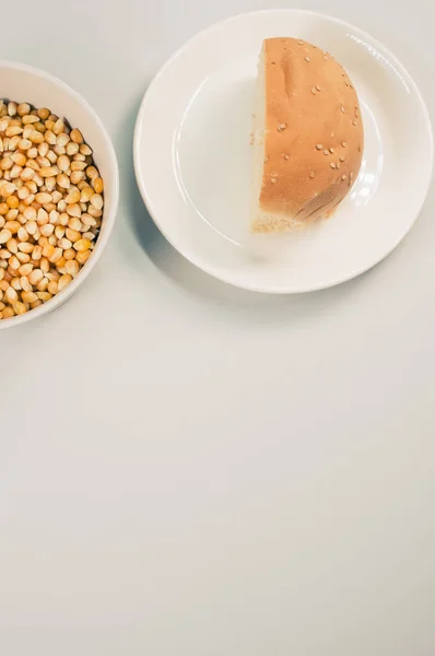 배경에 옥수수 낟알을 수직으로 — 스톡 사진