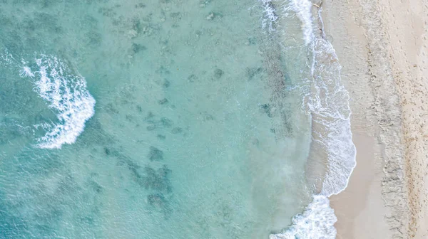 Uma Praia Areia Oceano Azul Visto Cima — Fotografia de Stock