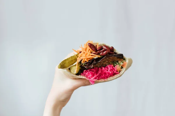 Tiro Close Uma Mão Segurando Shawarma Vegetariano Com Feijão Vermelho — Fotografia de Stock