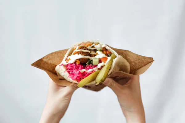 Trago Una Mano Sosteniendo Falafel Vegetariano Con Verduras Encurtidos Salsa — Foto de Stock