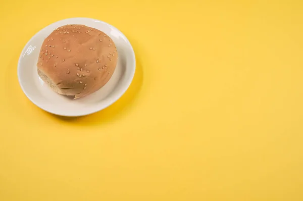 Uma Vista Superior Pão Prato Isolado Fundo Amarelo — Fotografia de Stock