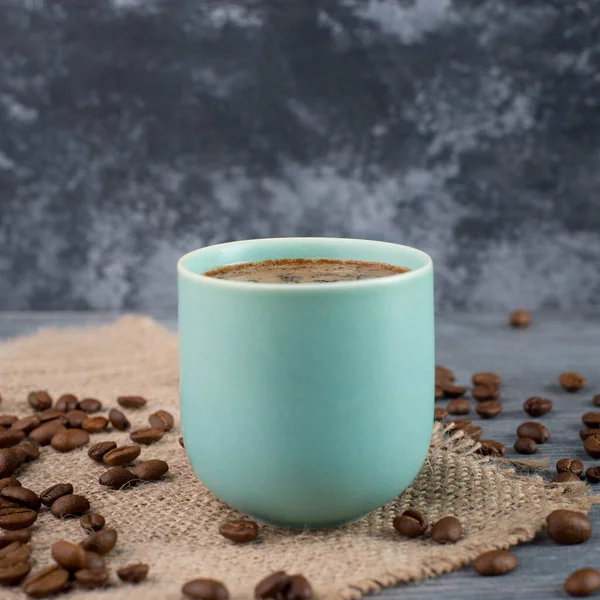 Salpicadura Café Taza Color Azul Frijoles Asados Fondo Texturizado — Foto de Stock