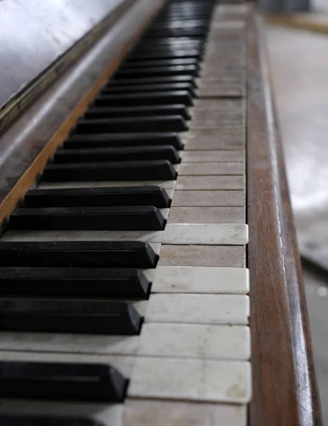 Egy Függőleges Felvétel Egy Régi Zongora Billentyűzetéről Egy Elhagyatott Templomban — Stock Fotó