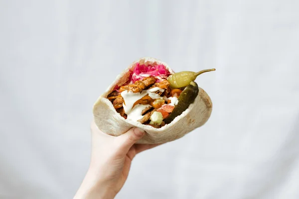 Tiro Close Kebab Com Legumes Jalapeno Conserva Embrulhado Pão Pita — Fotografia de Stock