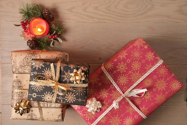 Una Vela Las Cajas Regalo Navidad Una Superficie Madera Vista — Foto de Stock