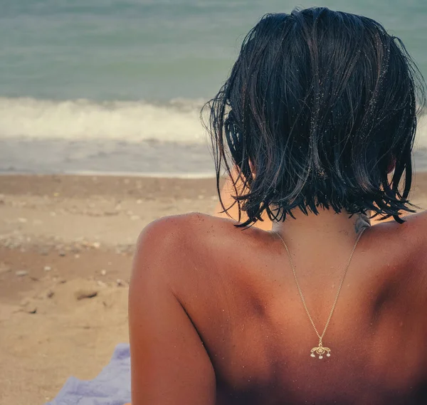 Kum Üzerinde Uzanan Güneşli Bir Günde Bronzlaşan Siyah Kısa Saçlı — Stok fotoğraf
