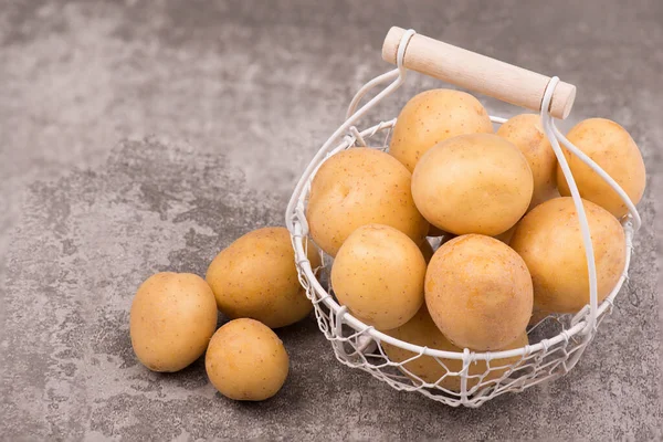 Ongekookte Aardappelen Een Mand Een Gestructureerde Achtergrond Lege Kopieerruimte Voor — Stockfoto