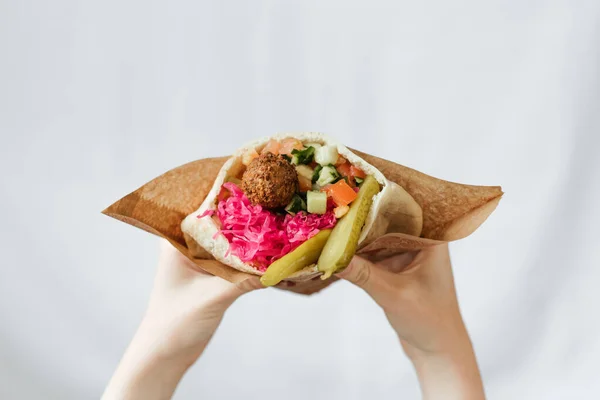 Tiro Mãos Segurando Falafel Vegetariano Com Legumes Picles Envolto Pão — Fotografia de Stock