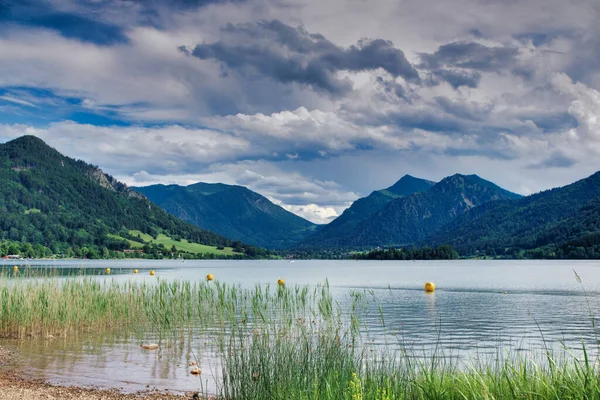 Plano Una Vista Panorámica Naturaleza Lago Las Montañas Schliersee Alemania —  Fotos de Stock