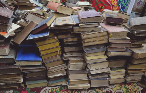 Eine Nahaufnahme Alter Bücher Einem Raum — Stockfoto