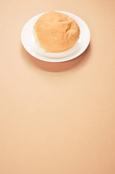 อตแนวต งของขนมป งบนจานท แยกก นบนพ นหล าตาล — ภาพถ่ายสต็อก