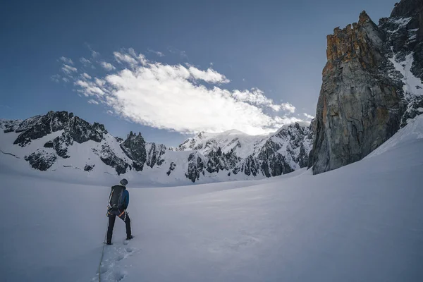 Alpinist Glaciär Som Går Mot Ett Stort Alpint Berg Klättra — Stockfoto