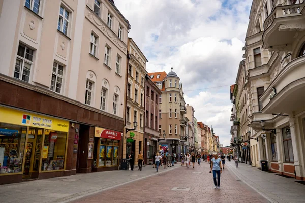 Torun Poland Jul 2021 Många Går Gata Mellan Byggnader Med — Stockfoto