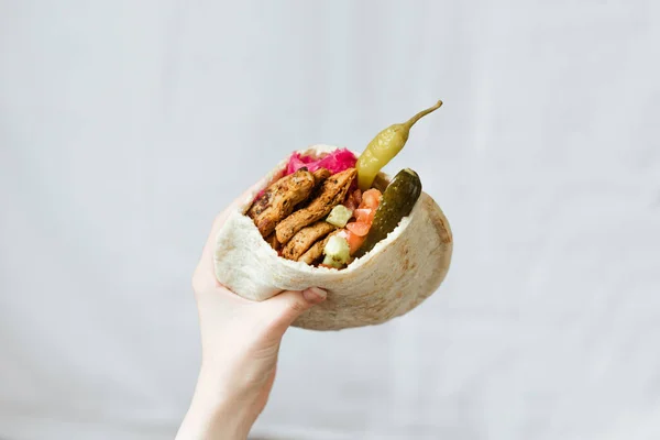 Tiro Close Kebab Com Legumes Jalapeno Conserva Embrulhado Pão Pita — Fotografia de Stock