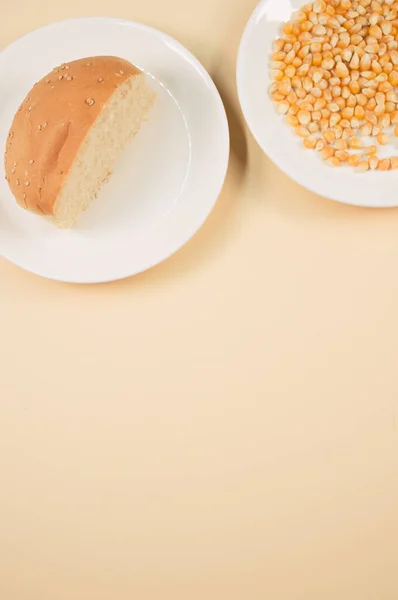 Een Verticaal Shot Van Halve Broodjes Maïskorrels Een Plaat Geïsoleerd — Stockfoto