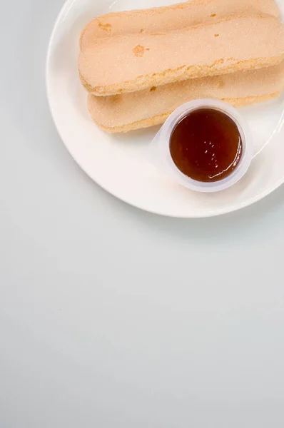 一个垂直拍摄的瓢虫饼干与番茄酱浸渍隔离在烤架上的盘上 — 图库照片