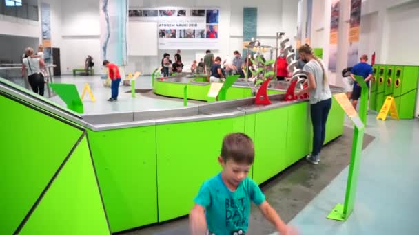 Children Parents Visiting Interactive Museum — Vídeo de stock