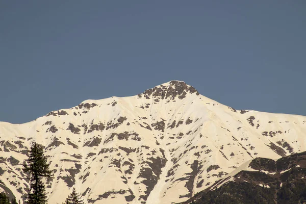 Gökyüzünün Altında Kar Kaplı Bir Dağın Manzarası — Stok fotoğraf