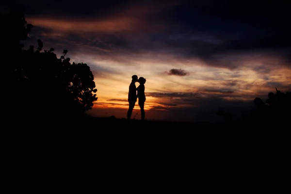 Une Photo Silhouette Couple Embrassant Lors Magnifique Coucher Soleil Sur — Photo