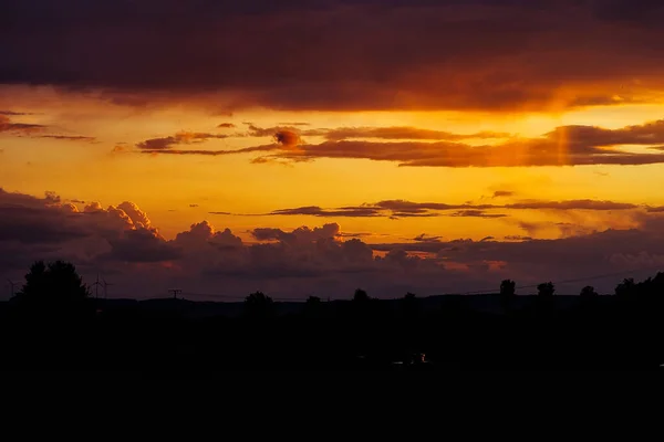 Belo Pôr Sol Laranja Após Dia Chuvoso Atrás Das Nuvens — Fotografia de Stock