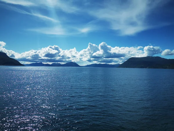 Uno Scenario Lacustre Con Acqua Azzurra Colline All Orizzonte Cielo — Foto Stock