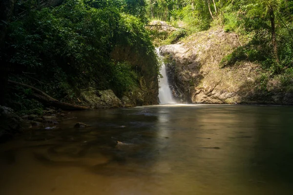 Ein Schöner Fließender Wasserfall Einem Park — Stockfoto