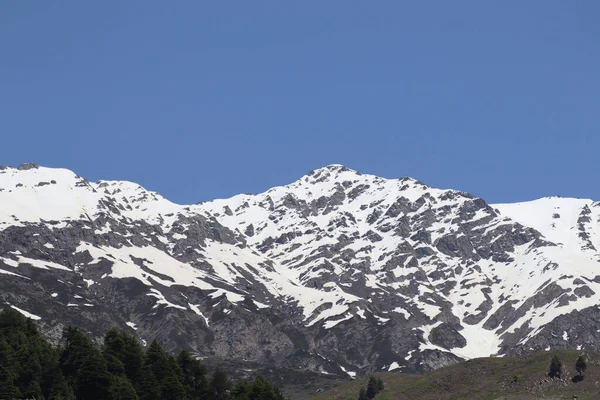 Ein Malerischer Blick Auf Einen Schneebedeckten Berg Unter Klarem Himmel — Stockfoto