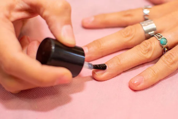 Närbild Kvinna Som Applicerar Nagellack Målar Naglar — Stockfoto