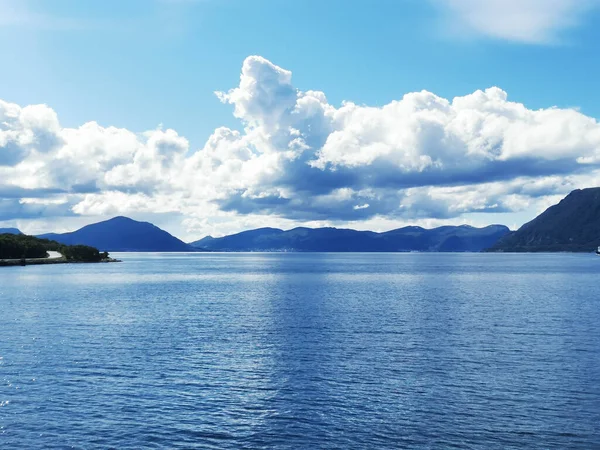 Eine Seenlandschaft Mit Marineblauem Wasser Hügeln Horizont Und Sonnigem Klaren — Stockfoto