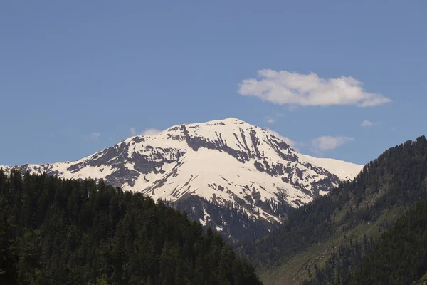 Μια Γραφική Θέα Ενός Χιονισμένου Βουνού Κάτω Από Έναν Καθαρό — Φωτογραφία Αρχείου