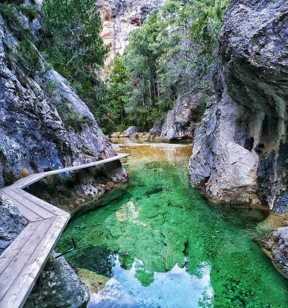 Stezka Skalnatém Pahorku Obci Parrizal Beceite Španělsku Průhledný Reflexní Vodní — Stock fotografie