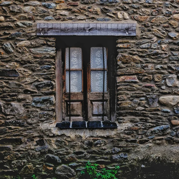 Zbliżenie Ujęcia Starego Drewnianego Okna Starymi Białymi Zasłonami Skalistej Ścianie — Zdjęcie stockowe