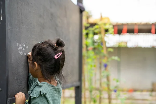 Primo Piano Una Bambina Che Scrive Una Lavagna Natura — Foto Stock