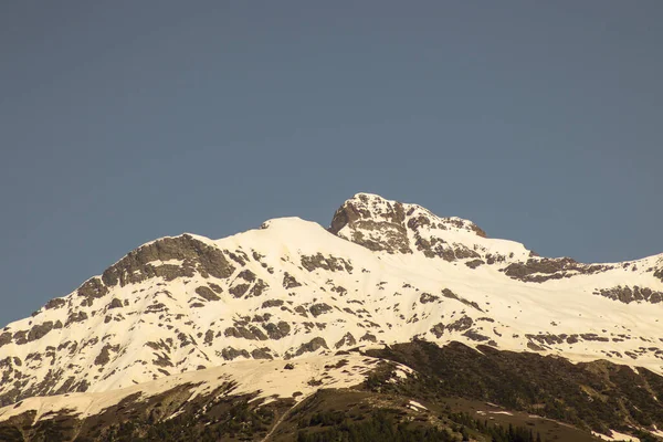 Uma Vista Panorâmica Uma Montanha Coberta Neve Sob Céu Limpo — Fotografia de Stock