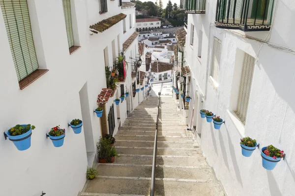 Mijas Španělsko Prosince 2015 Úzké Schodiště Květináči Zdech Bílé Vesnici — Stock fotografie