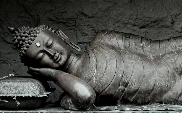 Zbliżenie Ujęcia Kłamliwego Posągu Buddy — Zdjęcie stockowe