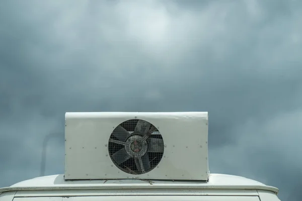 Een Kleine Airconditioner Een Wit Oppervlak Onder Bewolkte Lucht — Stockfoto
