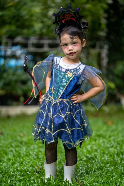 Μια Κάθετη Λήψη Ενός Χαριτωμένου Κοριτσιού Από Την Ασία Που — Φωτογραφία Αρχείου