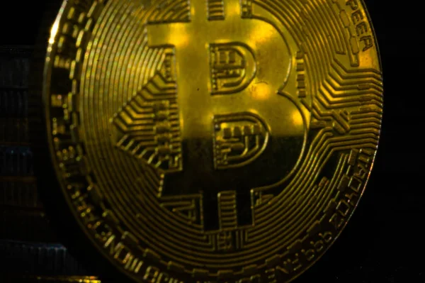 Bulanık Arkaplanda Bitcoin Olan Bir Bozuk Para — Stok fotoğraf