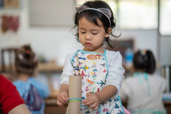 一个可爱的亚洲女孩在幼儿园做手工艺 — 图库照片